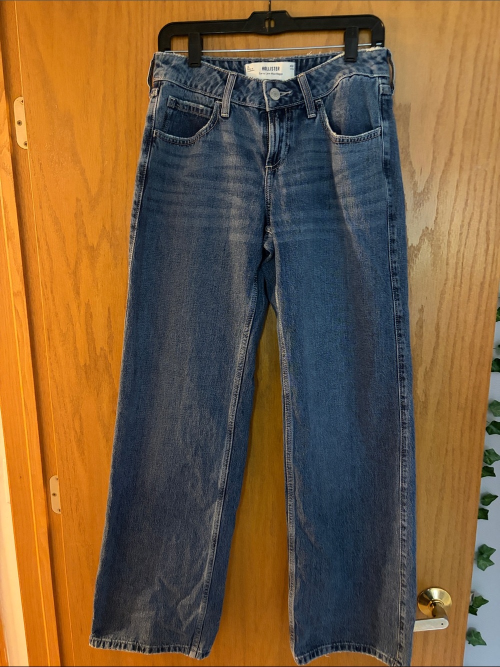 Hollister Curvy Low-Rise Medium Wash Baggy Jeans